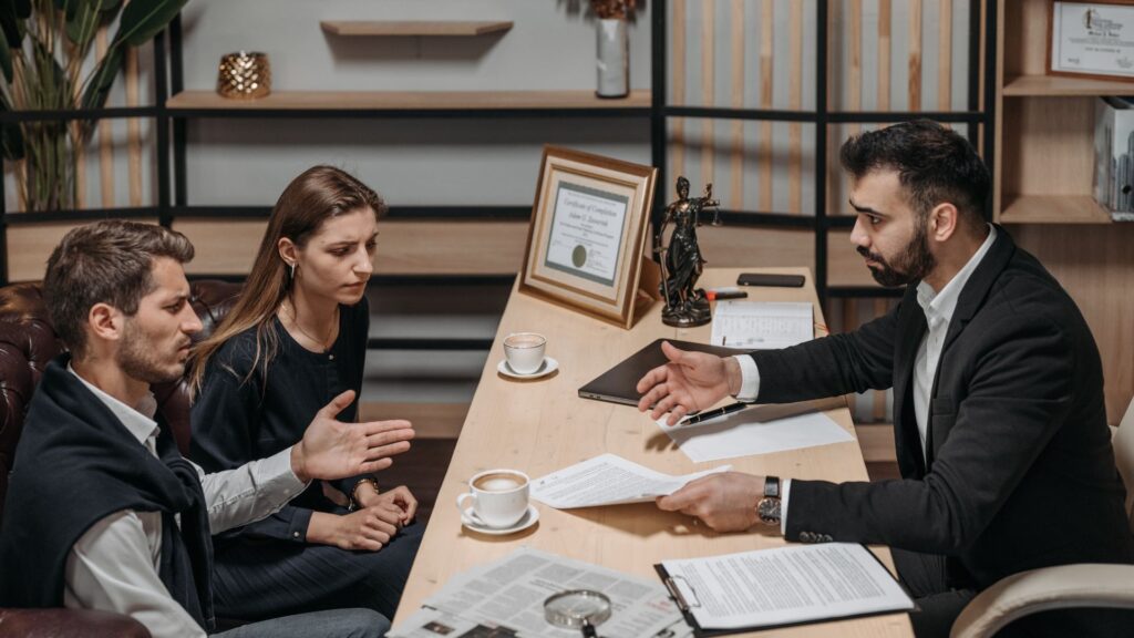 Advogado trabalhista explicando os direitos na demissão