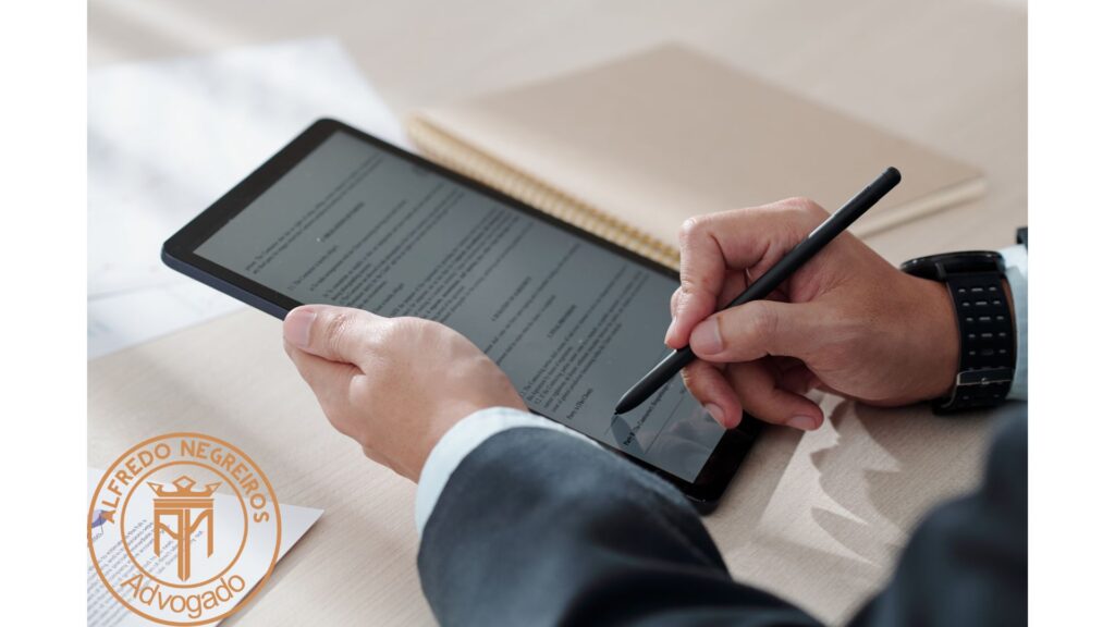 Homem assinando um contrato online de um advogado trabalhista